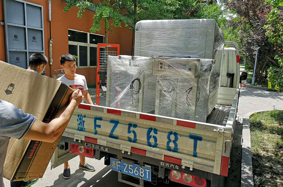 南通客戶SMT設(shè)備專車送貨，貨到上門安裝調(diào)試