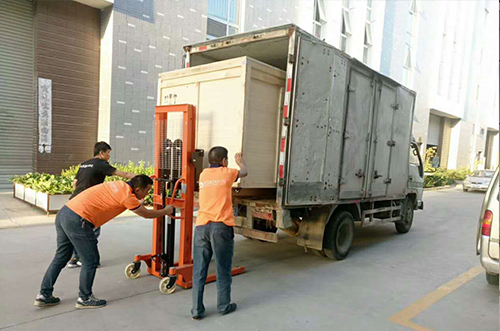 蘭州客戶SMT設(shè)備專車送貨，貨到上門安裝調(diào)試