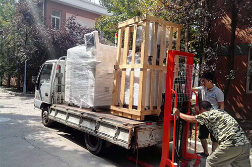 常熟客戶SMT設(shè)備專車送貨，貨到上門安裝調(diào)試