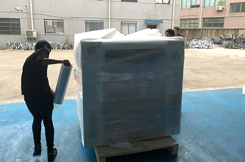 深圳客戶SMT設(shè)備專車送貨，貨到上門安裝調(diào)試