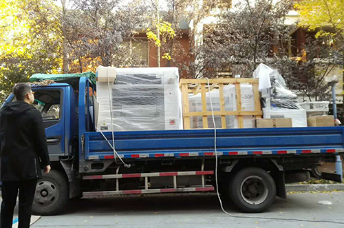 丹陽客戶SMT設(shè)備專車送貨，貨到上門安裝調(diào)試